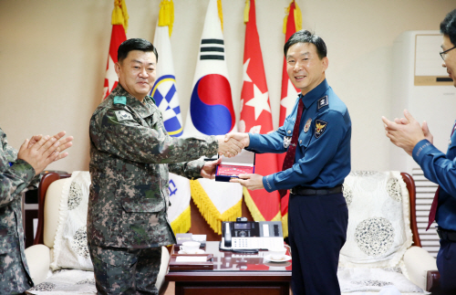 경기북부경찰청 이승철 청장이 15일 육군 제5군단을 방문해 군