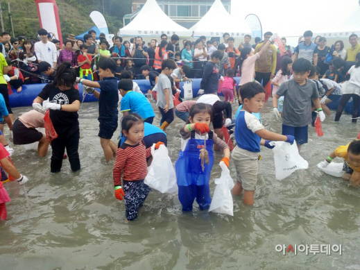 서산 뻘낙지 먹물축제 모습
