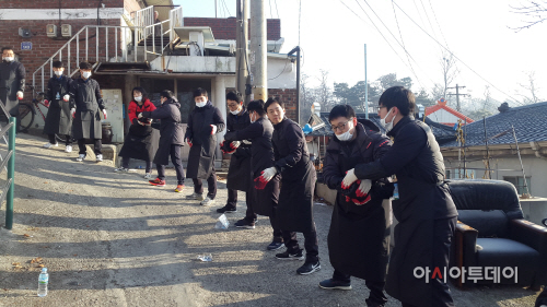 사진1.연탄봉사