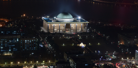 [포토] 밝게 빛나는 국회의사당