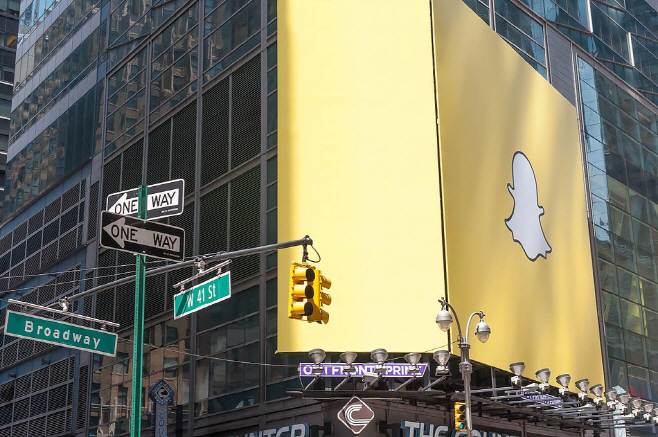 Snapchat-Werbung_auf_Times_Square_New_York_(26699514261)