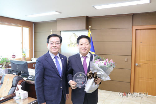 의정봉사대상-김태율(사진오른쪽)