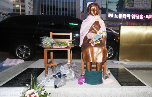 일본영사관 앞 소녀상<YONHAP NO-1795>