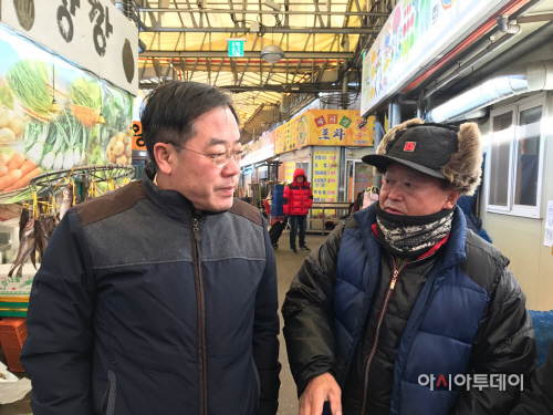 170123[보도]설 맞이 전통시장 방문 행사(왼쪽 정승 사장)2