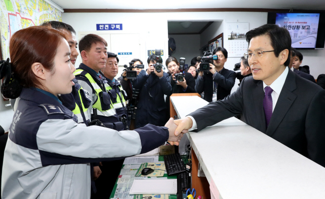 황 대행, 서울역 경찰근무자 격려