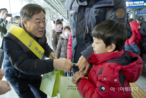 설맞이 송정역 귀성객 농지연금 홍보1