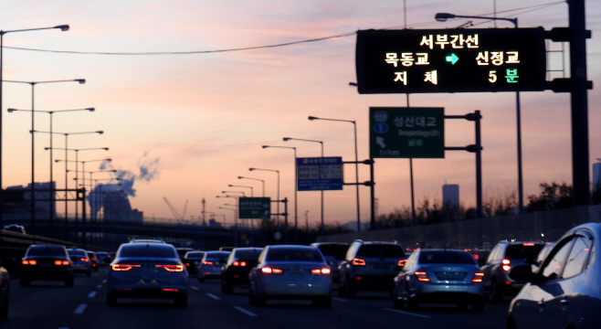 성묘 차량으로 이른 아침부터 정체