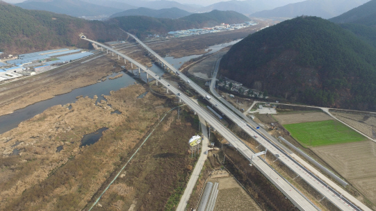 확장 후 왕복4차로로 시원하게 뚫린 광주대구고속도로