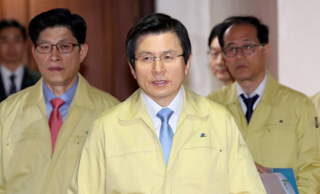 황 대행, 구제역 점검회의 참석<YONHAP NO-2289>