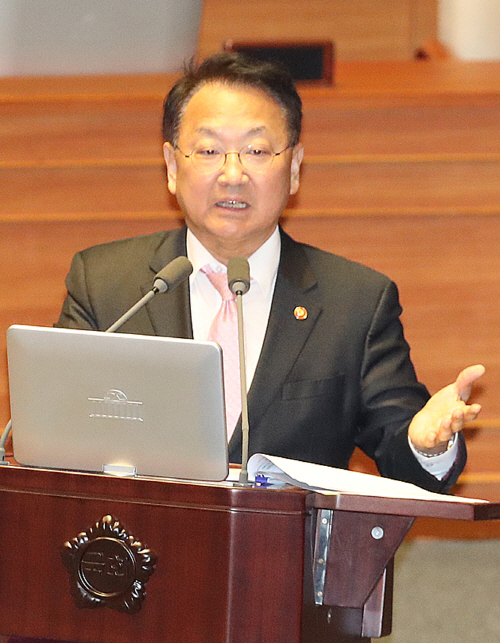 답변 나선 유일호 경제부총리