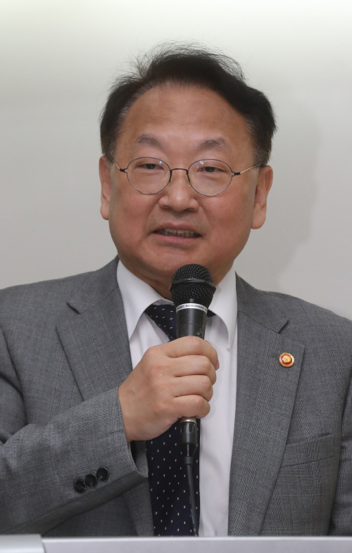 기조강연하는 유일호 부총리