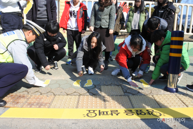 170213(월)창녕서 보행사고예방 안전발자국 설치 (1)