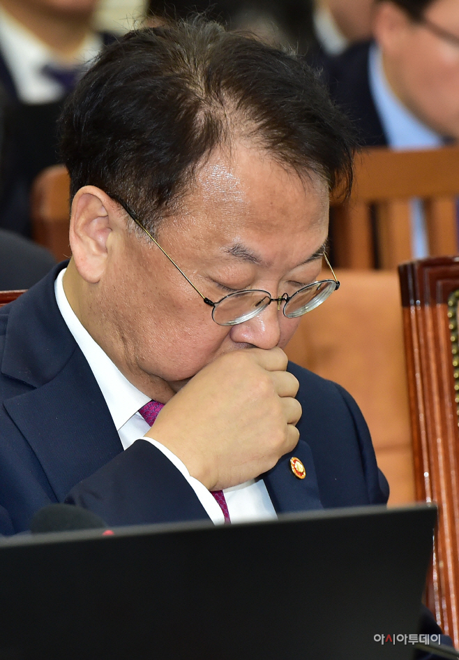[포토] 고심하는 유일호 경제부총리