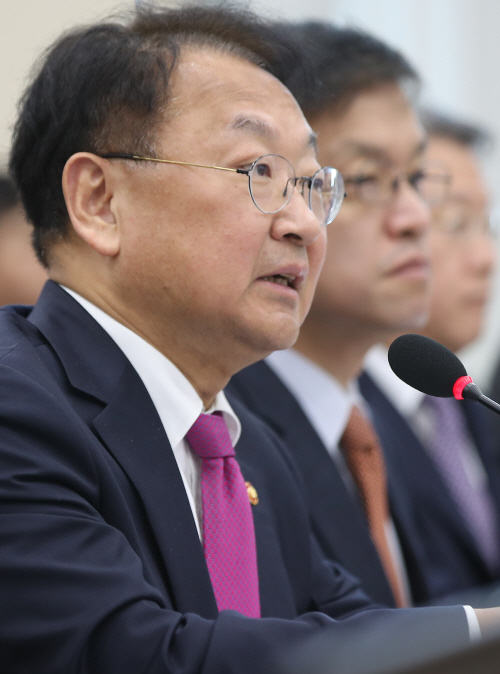 답변하는 유일호 부총리