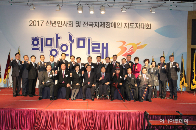 사진3_기념촬영