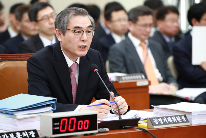 답변하는 정재찬 공정거래위원장