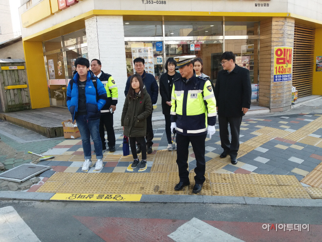 밀양서 노란발자국 설치 사진 1