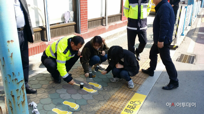 밀양서 노란발자국 설치 사진 2