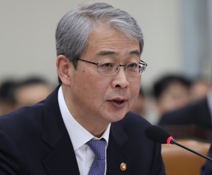 답변하는 임종룡 위원장<YONHAP NO-2912>