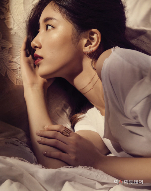 [보도자료] 수지, 비현실적 완벽 미모 '매혹+우아미 물씬' (3)