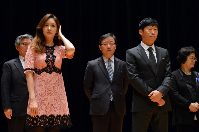 4_모범납세자대통령표창_성유리-유해진 (2)