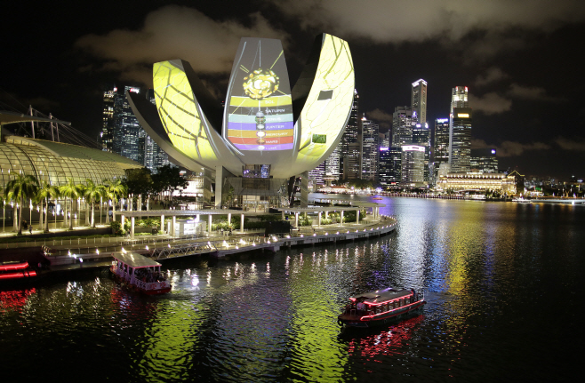 Singapore iLight Marina Bay Light Art <YONHAP NO-0761> (AP)