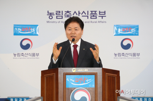사진3.브리핑