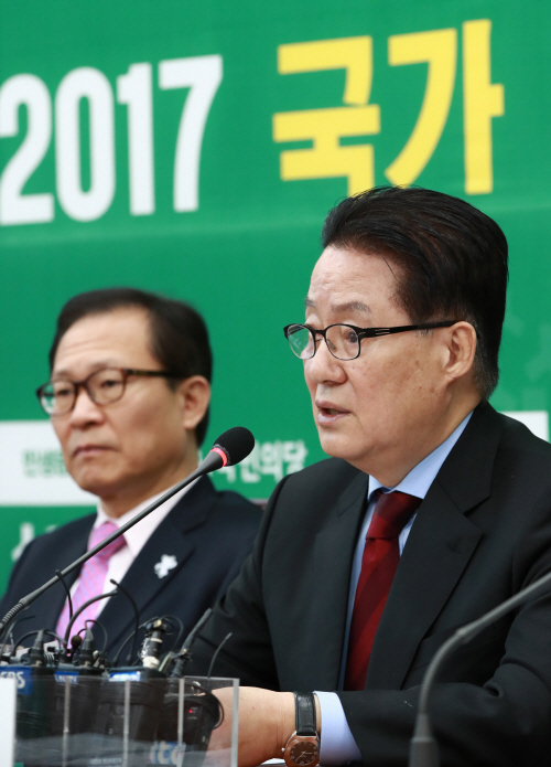 발언하는 박지원 대표