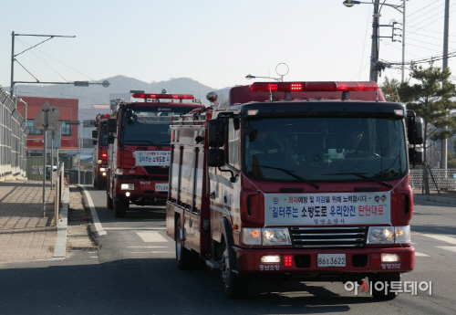 출동 중인 소방차 모습