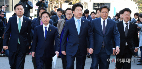박근혜 대통령 탄핵심판 참석하는 국회 탄핵소추위원단2