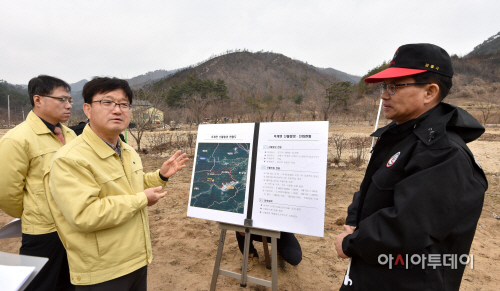 사진1_신원섭 산림청장(왼쪽) 산불피해현장 점검