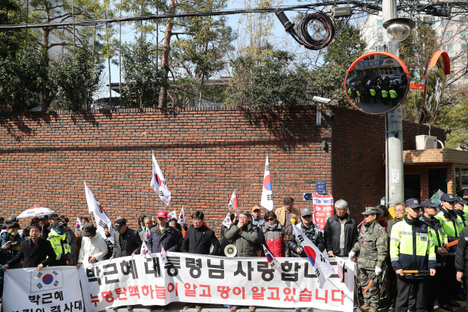 사저 앞 기자회견