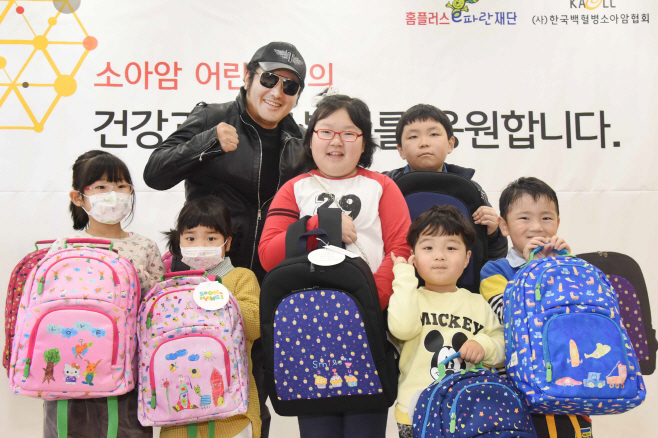 홈플러스_한국백혈병소아암협회와 희망책가방 전달식 (2)