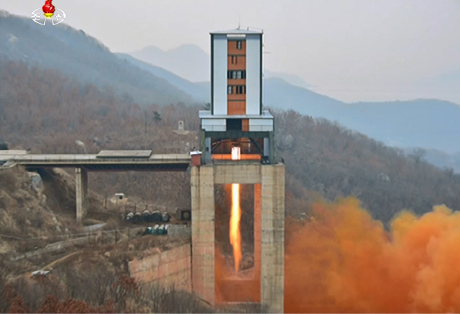 북한 김정은, 신형 고출력 로켓엔진 지상분출시험 참관