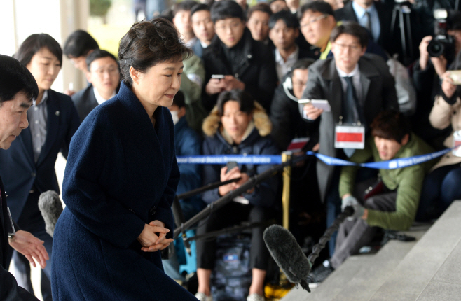 [박근혜 소환] 검찰 청사 계단 오르는 박 전 대통령