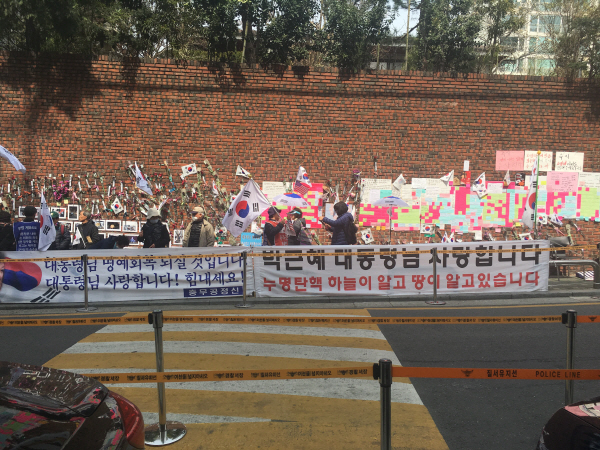 [포토] 여전히 곁을 지키는 박 전 대통령 지지자들