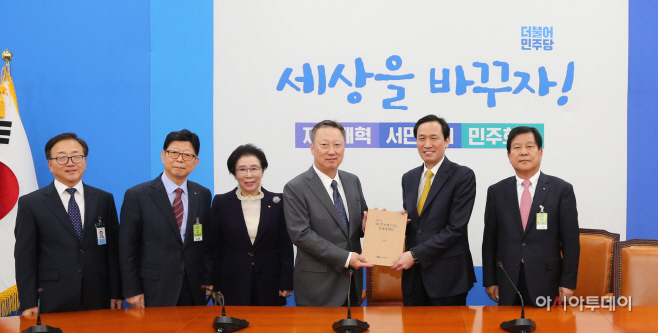 [포토]박용만 상의 회장, 민주당에 경제계 제언 전달