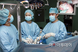 위암 복강경 수술모습(민재석 위장관외과 주임과장)