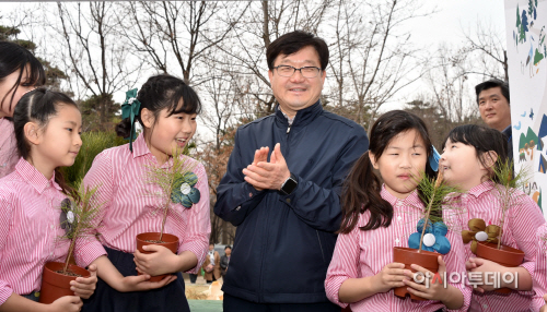 사진2_신원섭 산림청장(가운데) 나무 나줘주기 참여