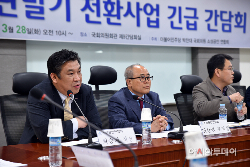 간담회 토론자로 나선 최승재 회장이 발언하고 있다.