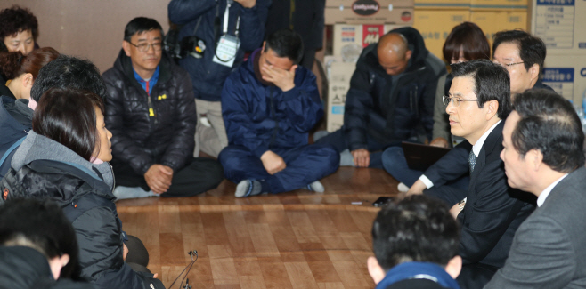 미수습자 가족과 대화하는 황 대행<YONHAP NO-1070>