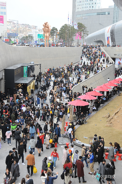 5. 17FW HERA SEOUL FASHION WEEK visitors(1)