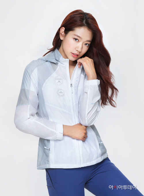 [밀레] 초경량 바람막이 '드메송 재킷' 착용 화보