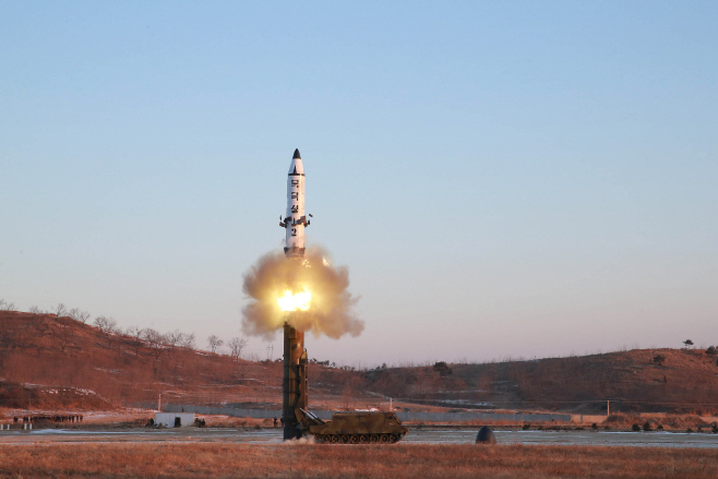 북한, 미중 정상회담 앞두고 '북극성 2형' 탄도미사일 발사
