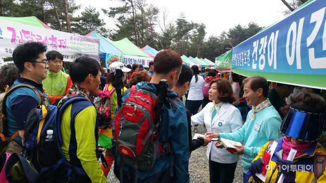 종남산 진달래꽃 향기가 건강생활실천 홍보관에도 가득!