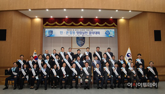 청렴실천 결의대회앞열 가운데 조훈구세관장