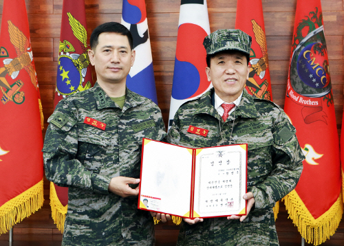 [보도자료] 함영주 행장 해병대 사령부에 장학증서 전달(2)