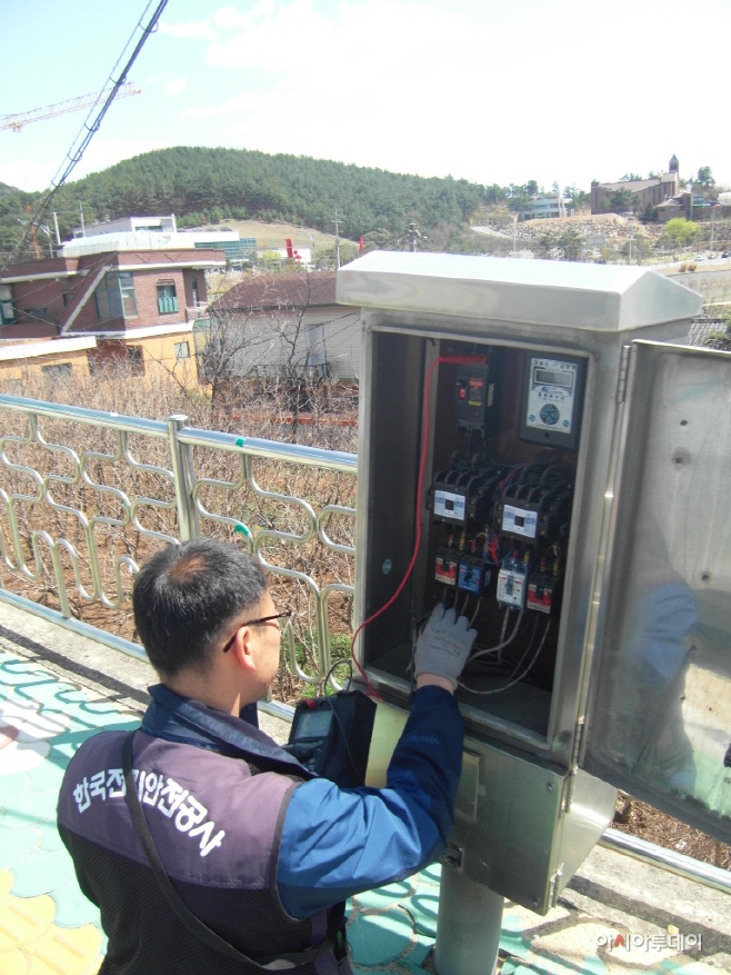 밀양시, 우수기 대비 가로등 안전진단 실시