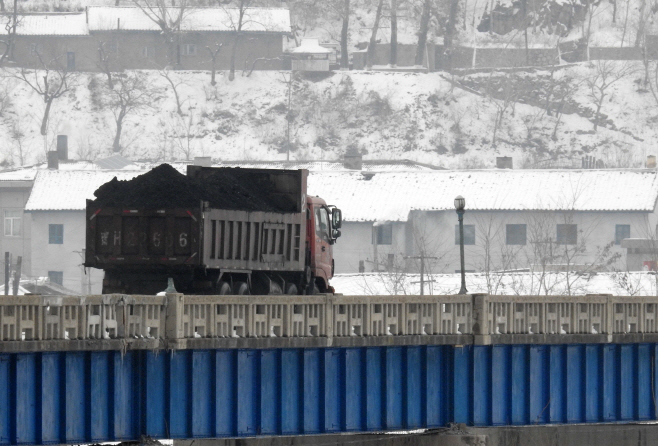 중국, 북한산 석탄 수입중단<YONHAP NO-1550>
