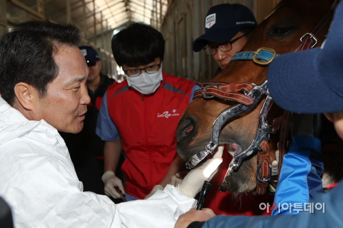 재능기부활동에 참여하고 있는 이양호 회장